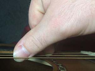 пальцы рук гитары