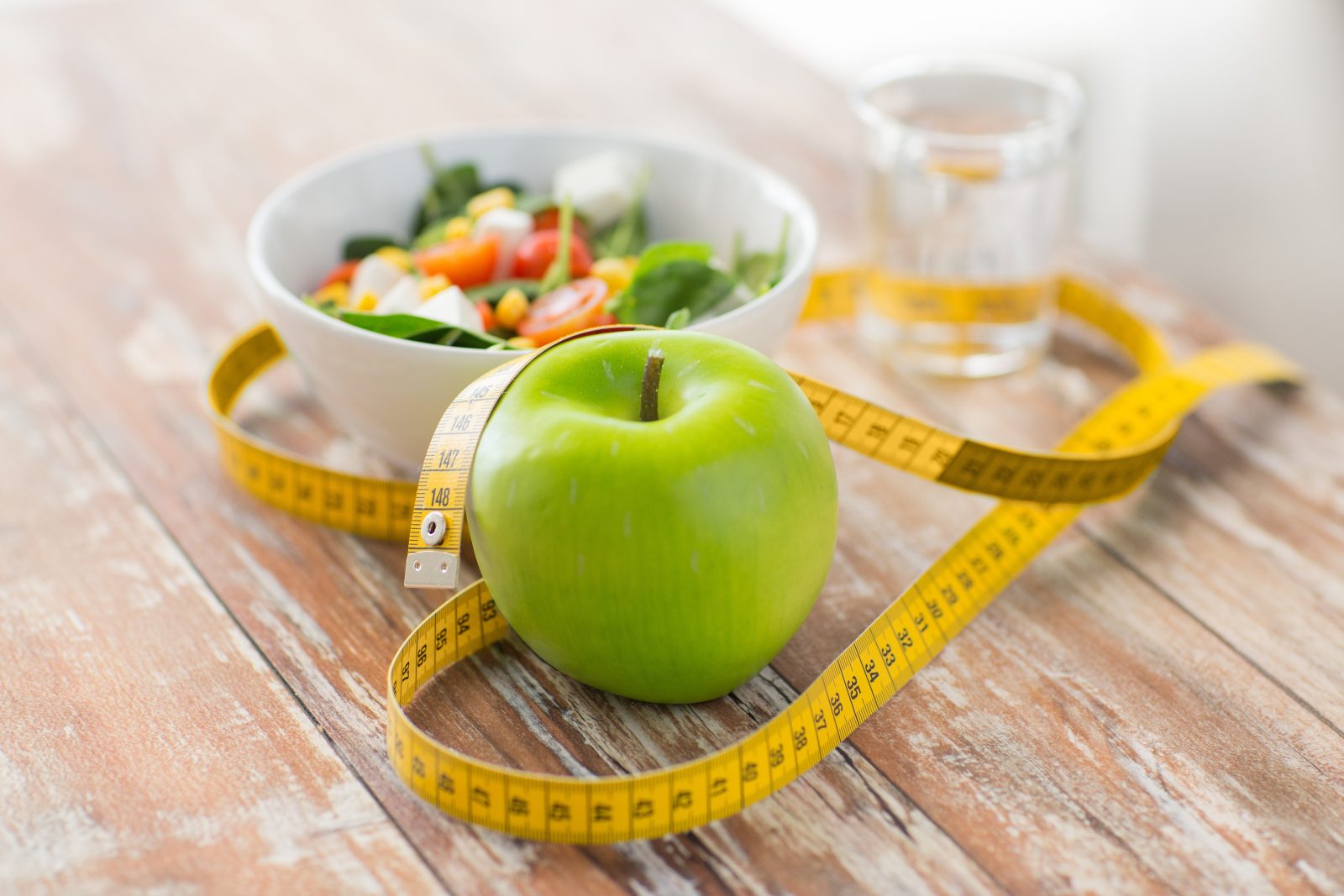 Здоровое питание, зеленое яблоко, сантиметровое лента, салат